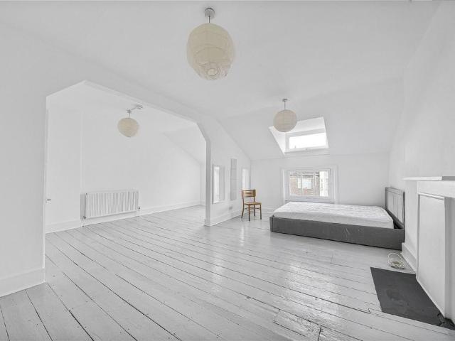 College Crescent, Swiss Cottage. 3 bed apartment to rent £4,500 pcm £1,038 pw