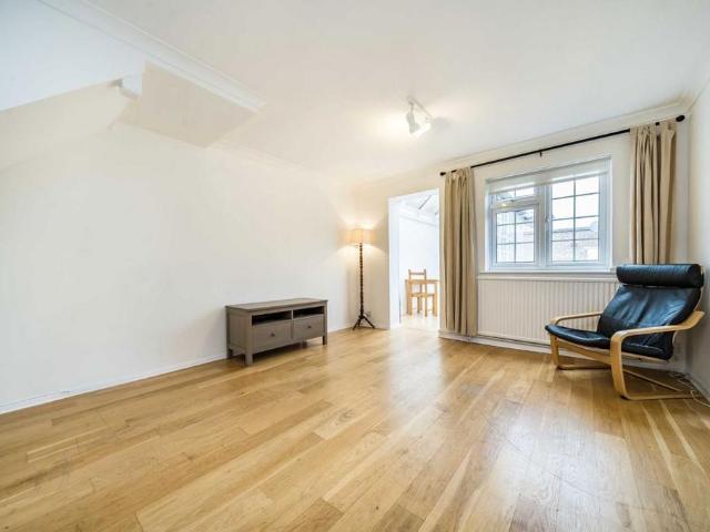 College Gardens, London SW17 2 bed house to rent £2,400 pcm £554 pw