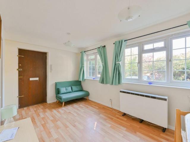 College Gardens, Wandsworth Common. Studio to rent £1,200 pcm £277 pw