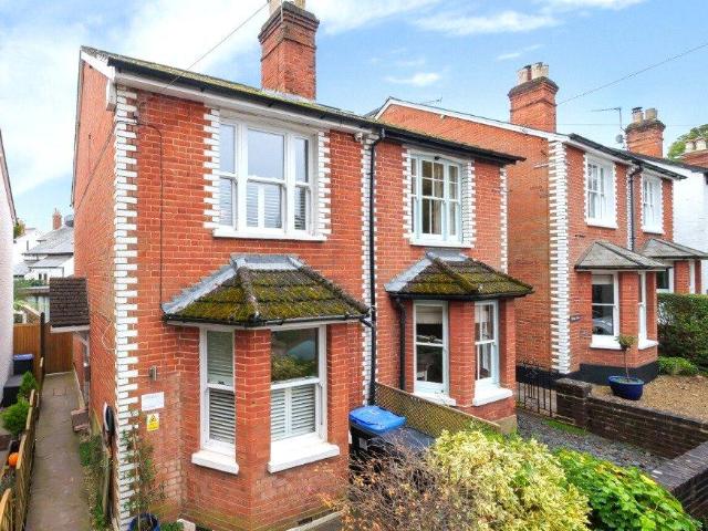 College Lane, Woking, GU22 3 bed semi detached house to rent £2,400 pcm £554 pw