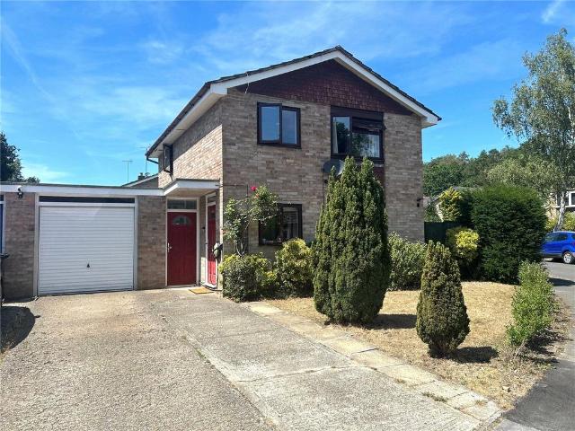 College Piece, Mortimer, Reading. 3 bed detached house to rent £1,950 pcm £450 pw