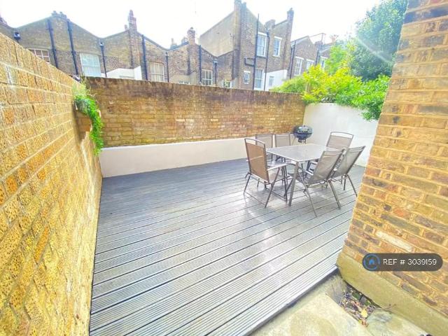 College Place, London, NW1 3 bed flat to rent £3,800 pcm £877 pw