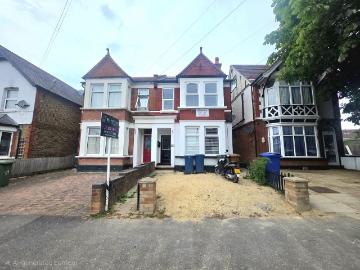 College Road, Harrow HA3, 1 bed flat to rent, £1,500 pcm | PrimeLocation