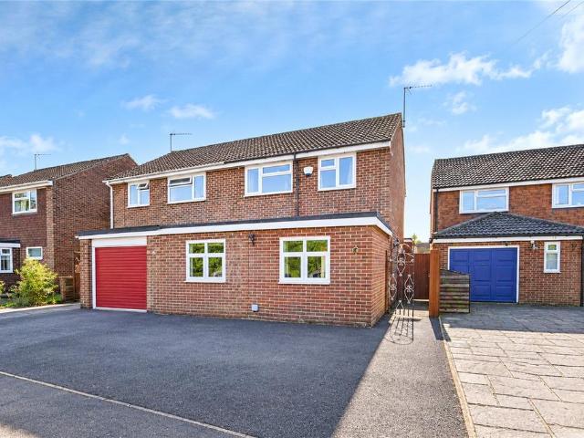 College Road, Southwater, Horsham, RH13 5 bed semi detached house to rent £2,750 pcm £635 pw