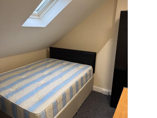 College Road, Reading RG6 1 bed in a house share to rent £550 pcm £127 pw