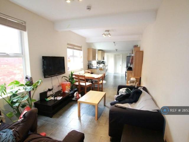 College Road, Reading, RG6 6 bed terraced house to rent £4,000 pcm £923 pw