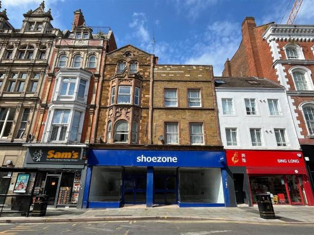 College Street, Town Centre. 2 bed flat to rent £900 pcm £208 pw