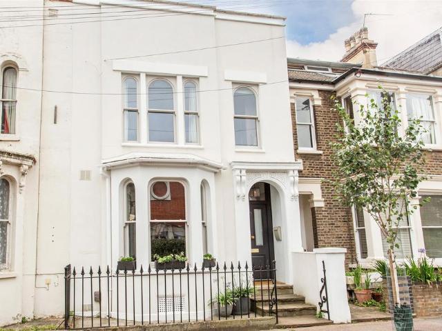 College Terrace, Mile End, E3 3 bed house to rent £5,350 pcm £1,235 pw