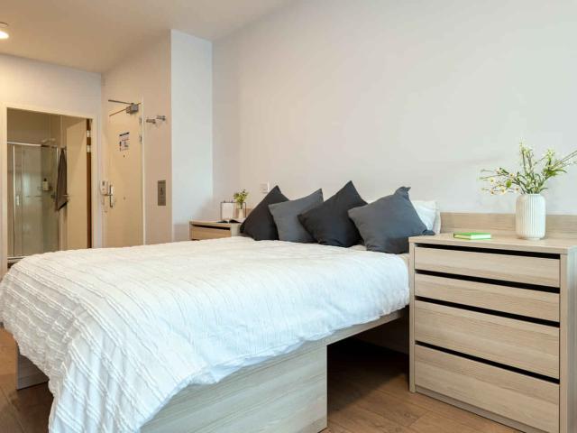 Collegiate Middle Street, Portsmouth Has an Apartment