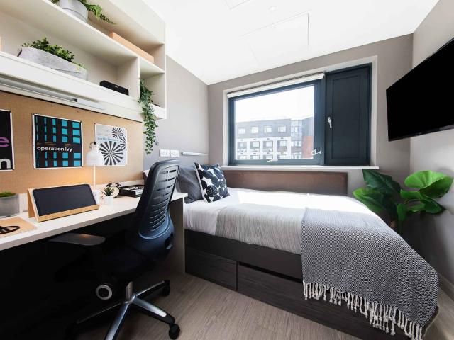 Collegiate Eclipse, Cardiff Has an Apartment