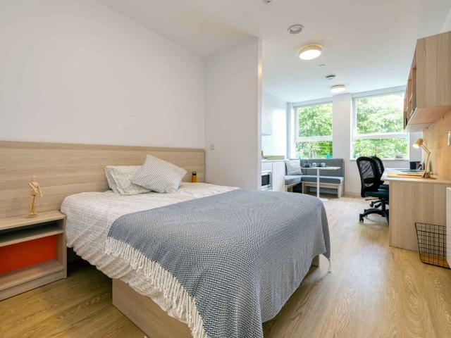 Collegiate Park House, Southampton Has an Apartment