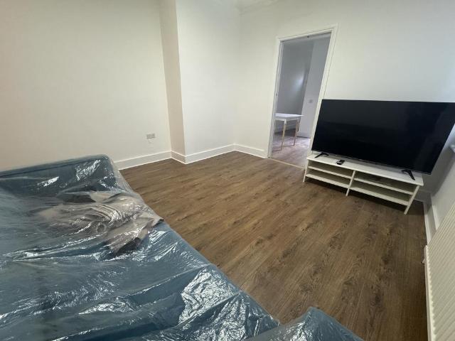 Collingbourne Road, London W12 2 bed flat to rent £2,600 pcm £600 pw