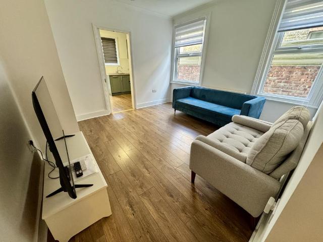 Collingbourne Road, London W12 2 bed flat to rent £2,300 pcm £531 pw