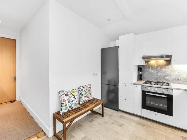 Collingbourne Road, Shepherds Bush. 4 bed flat to rent £3,910 pcm £902 pw