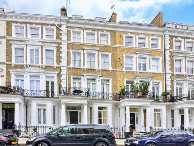 Collingham Place, Earls Court. Studio to rent £2,037 pcm £470 pw