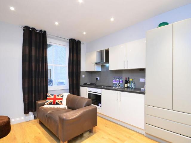 Collingham Place, South Kensington. Studio to rent £3,900 pcm £900 pw