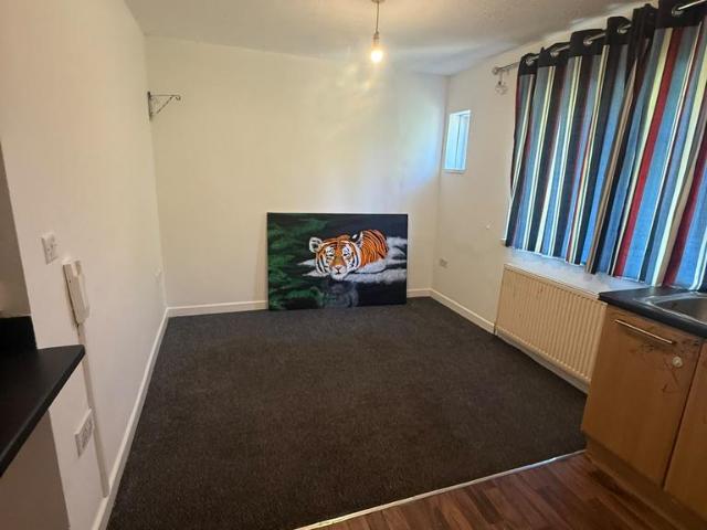 Collingwood Close, Twickenham TW2 2 bed maisonette to rent £1,550 pcm £358 pw