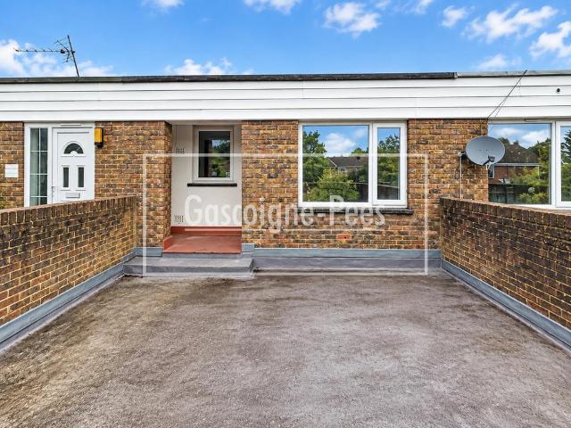 Collingwood Crescent, Guildford, GU1 2 bed flat to rent £1,350 pcm £312 pw