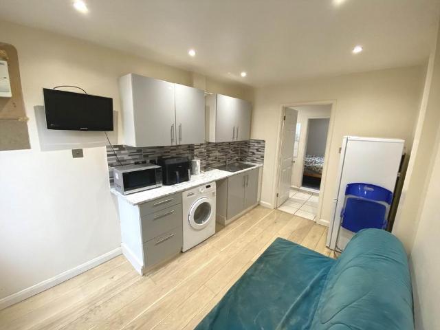 Collingwood Drive, St Albans Studio to rent £800 pcm £185 pw