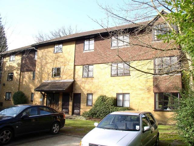 Collingwood Place, Walton on Thames. 2 bed apartment to rent £1,550 pcm £358 pw