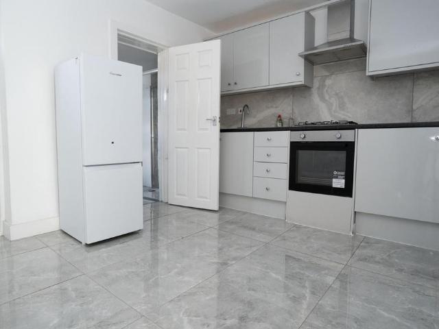 Collingwood Road, Sutton 1 bed flat to rent £1,350 pcm £312 pw