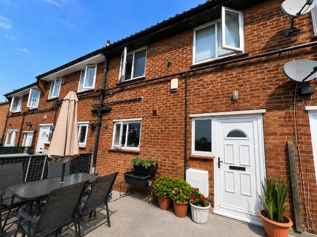 Collier Row Road, Romford RM5, 2 bed maisonette to rent, £1,500 pcm | PrimeLocation