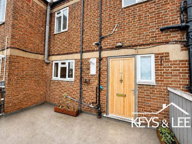 Collier Row Road, Romford RM5, 3 bed flat to rent, £1,700 pcm | PrimeLocation