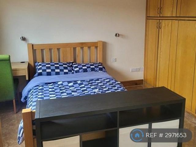 Colliers Way, Reading, RG30 1 bed in a house share to rent £900 pcm £208 pw
