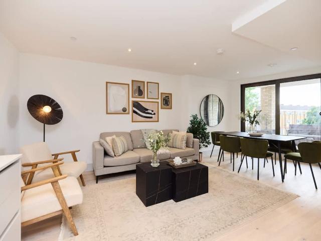 Colliers Wood SW19, 3 bed flat to rent, £2,903 pcm | PrimeLocation