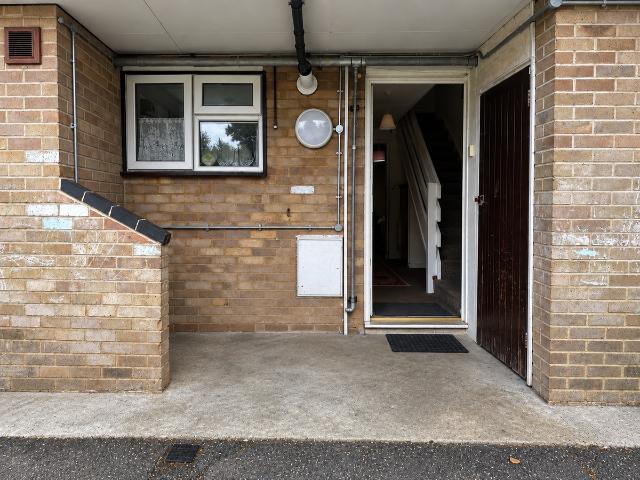 Colliers Close, Woking GU21, 2 bed flat to rent, £1,500 pcm | PrimeLocation
