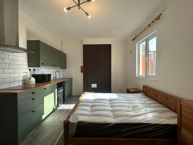 Collis Street, Stourbridge, DY8 1 bed end of terrace house to rent £675 pcm £156 pw