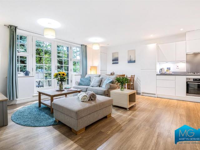 Collison Avenue, Barnet. 2 bed apartment to rent £2,500 pcm £577 pw