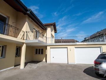 Collombey, Dorfhaus mit Terrasse und Box