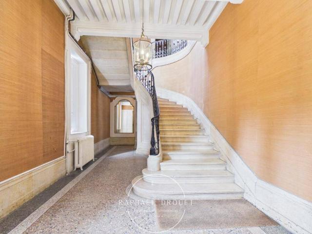 COLLONGES AU MONT D'OR — Duplex meublé de caractère avec 3 chamb