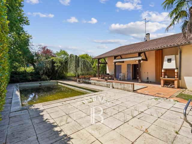 COLLONGES AU MONT D'OR maison 215m² terrain 1561m² 4 chambres Piscine Garage sous sol 65 m²