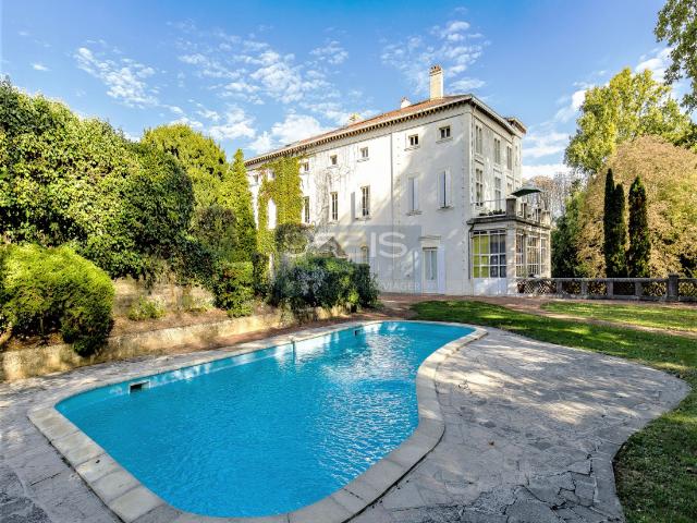 Collonges Duplex Meublé 104 m2 3 chambres, bureau dans un parc avec piscine