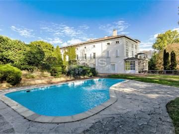 Collonges Duplex Meublé 104 m2 3 chambres, bureau dans un parc avec piscine