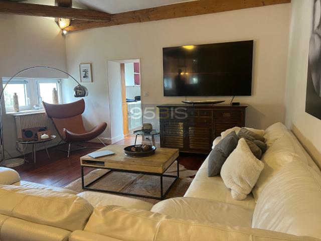 Collonges Duplex Meublé 104 m2 3 chambres, bureau dans un parc avec piscine
