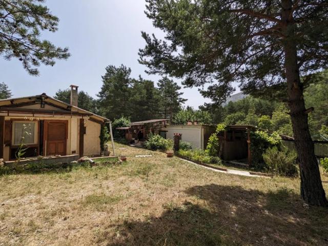COLLONGUES proche PUGET THENIERS Propriété agricole avec 3 habitations