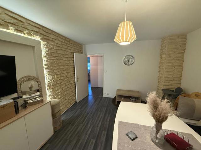 Colmar, un appartement T4 au 3ème étage sans ascenseur et dispose d'une cave. L'ensemble du bien fait 73 m² environ, le bâtiment date des années 1980. Ce bien a été totalement rénové ces dernières années. Double vitrage sur l'ensemble du bien. D'aprè