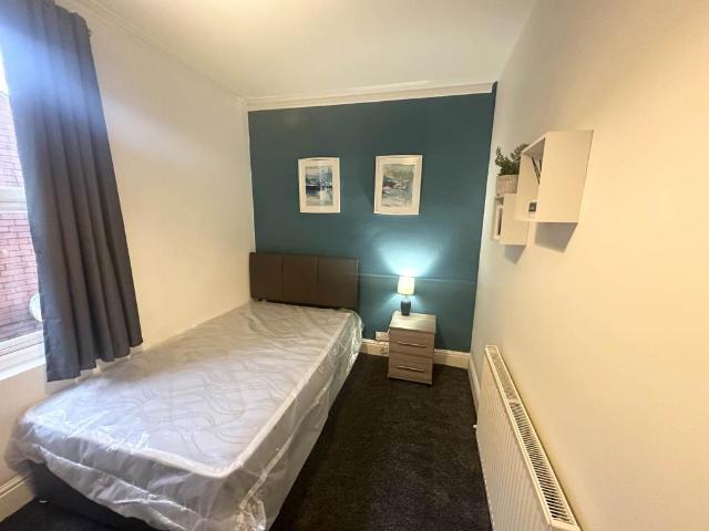 Colmore Road Room 3, West Yorkshire. 1 bed in a house share to rent £490 pcm £113 pw