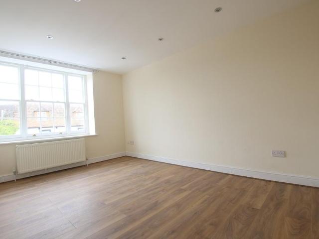 Colnbrook 1 bed apartment to rent £1,450 pcm £335 pw