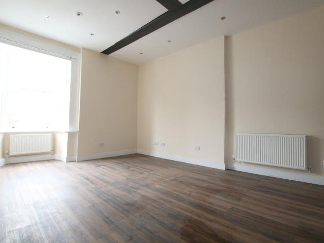 Colnbrook 2 bed apartment to rent £1,600 pcm £369 pw