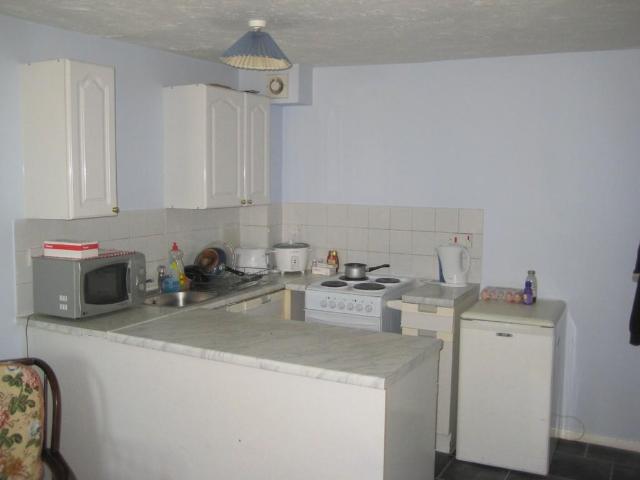Colnbrook, Berkshire 1 bed semi detached house to rent £1,250 pcm £288 pw