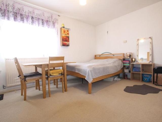 Colnbrook Studio to rent £850 pcm £196 pw