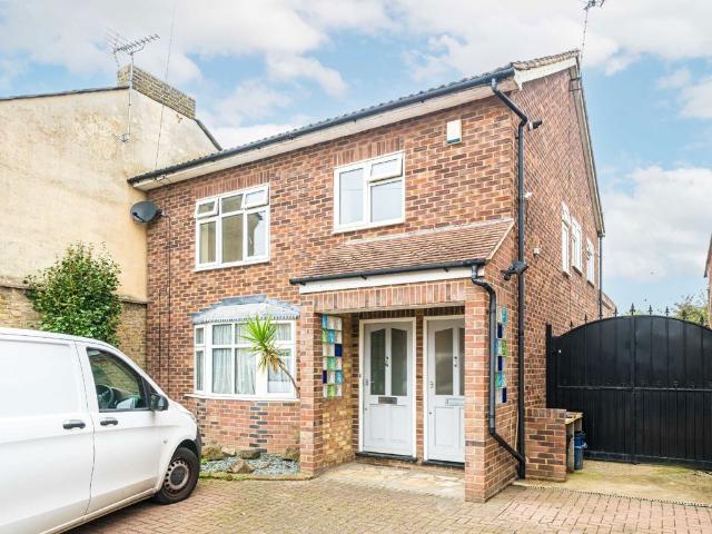 Colne Road, Twickenham TW2, 2 bed flat to rent, £1,775 pcm | PrimeLocation