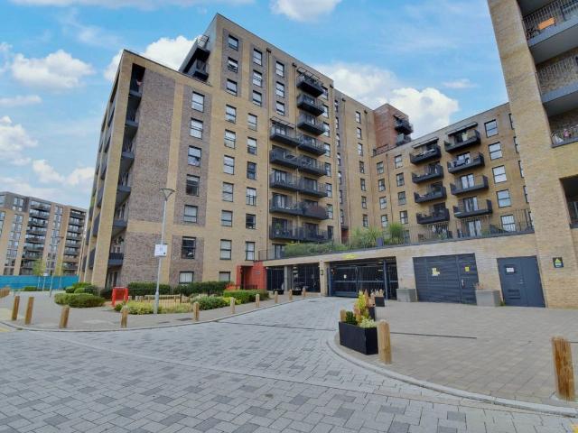 Colnebank Drive, Watford, Hertfordshire WD18, 2 bed flat to rent, £2,150 pcm | PrimeLocation