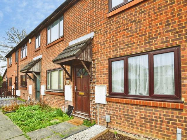 Colney Heath Lane, St Albans, AL4 2 bed terraced house to rent £1,550 pcm £358 pw