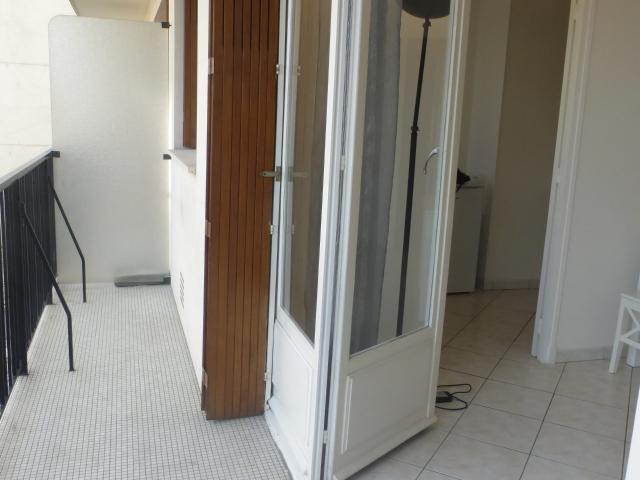 Colombes. 92700.Gare Les Vallées. Studio meublé 26 m2. Balcon