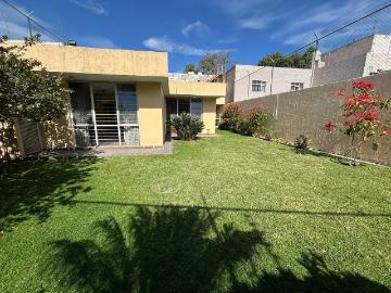 COLONIA CHAPALITA SUR ! PRECIOSA CASA EN VENTA SUPER UBICADA A TAN SOLO 2 MIN DE AV LAS ROSAS